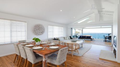 Instalaciones, 'Ambleside By The Sea' by HolidayCo in Killcare