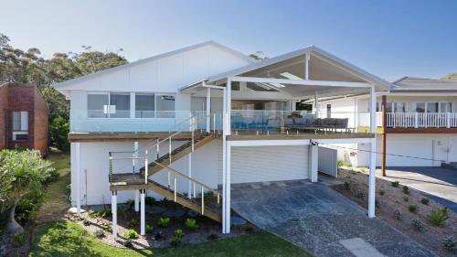 Instalaciones, 'Ambleside By The Sea' by HolidayCo in Killcare