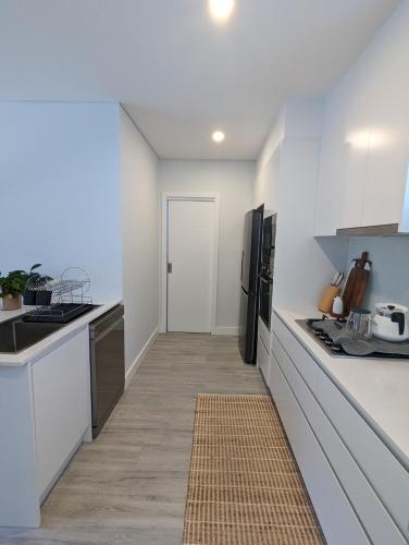 Konyha, 2 bedroom apartment with Garden views in Sydney in Marrickville