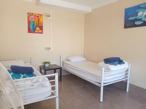 Hervey Bay Flashpackers Room Type - Twin Room with Private Bathroom
