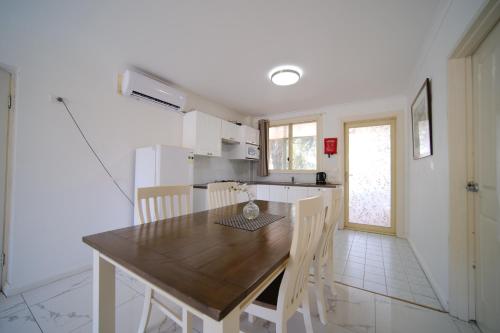 Kitchen, Golf Place Inn Wollongong in Wollongong