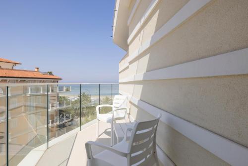 Small One-Bedroom Apartment with Terrace image 1