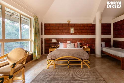 StayVista's Conservancy Bungalow - Koynanagar - 6 kms from Koyna Wildlife Sanctuary - Earthy Rustic Interiors, Private Pool