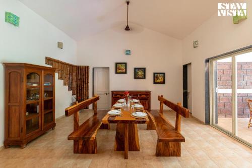 StayVista's Conservancy Bungalow - Koynanagar - 6 kms from Koyna Wildlife Sanctuary - Earthy Rustic Interiors, Private Pool