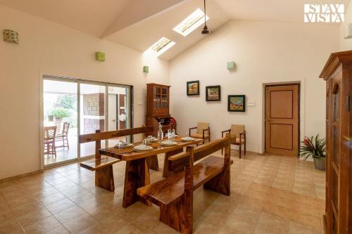 StayVista's Conservancy Bungalow - Koynanagar - 6 kms from Koyna Wildlife Sanctuary - Earthy Rustic Interiors, Private Pool