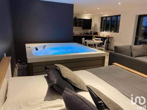 1 king bed, 1 sofa bed