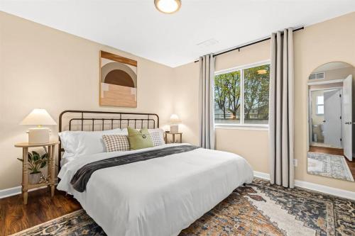 New! Pet-Friendly 1BR in the heart of Roseville! in Roseville, USA