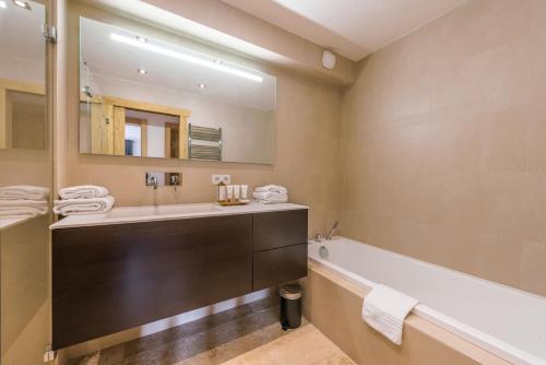 Omaroo Chalets Morzine - by EMERALD STAY - image 10