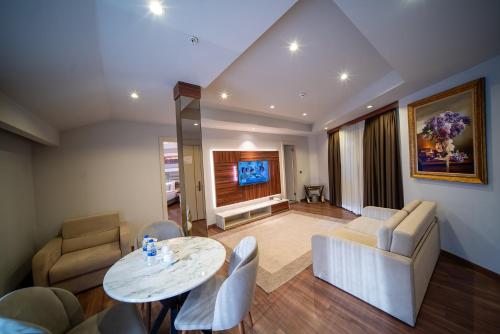 Golden Royal Hotel - image 2