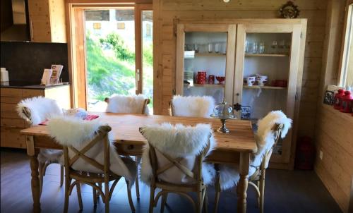 2 bedrooms chalet with enclosed garden and wifi at Mont Noble