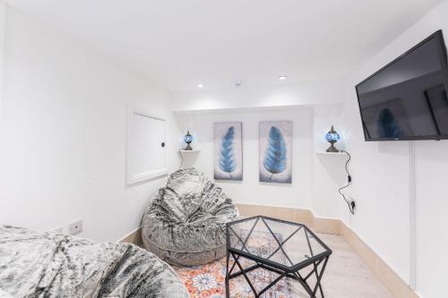 STUDIO BY HYDE PARK, Londyn