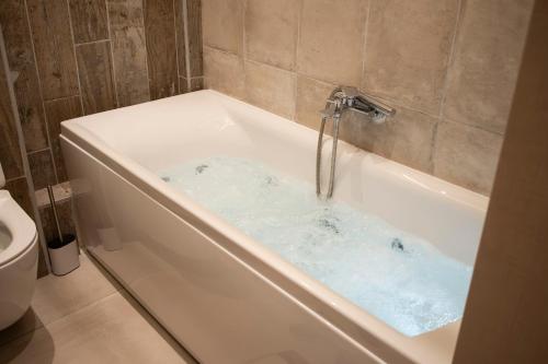 Leaves & Waves in 史圖米奧