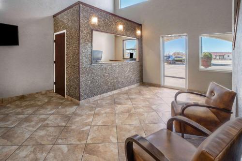 Super 8 by Wyndham Clayton - image 9