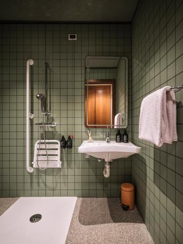 room detail thumbnail 2