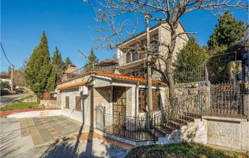 Cozy Home In Cesarica With Kitchen