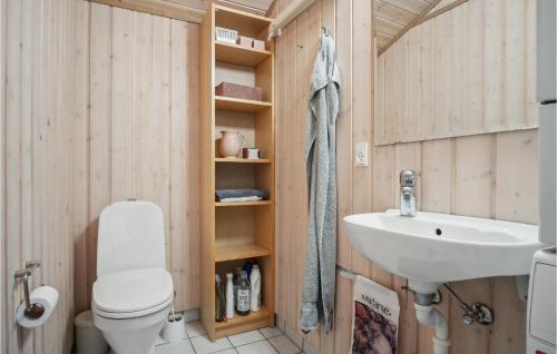 Fürdőszoba, 3 Bedroom Pet Friendly Home In Beder in Odder