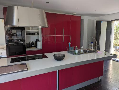 Kitchen, Villa de standing, plages a 25 min, golf a 5 min in Saint-Georges-d'Orques