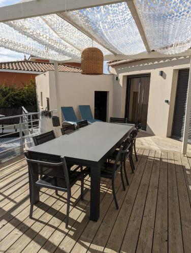 Balcony/terrace, Villa de standing, plages a 25 min, golf a 5 min in Saint-Georges-d'Orques