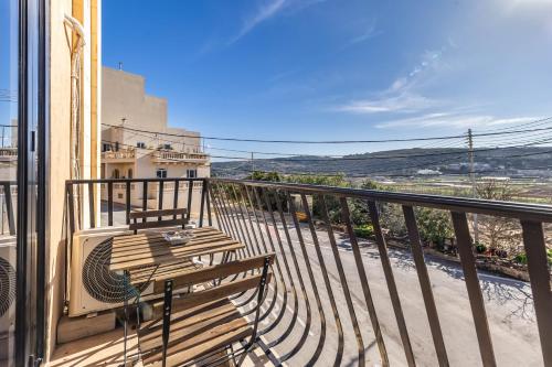 balkong/terrass, Classic Maltese 3BR Apartment with Country Views - Close to Golden Bay in Għajn Tuffieħa