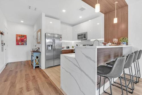 2 Bedroom 1 Bathroom Free Parking Dwntwn Newark in Newark, USA