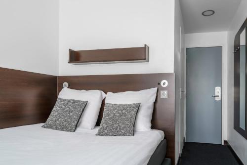 Small Double Room image 3