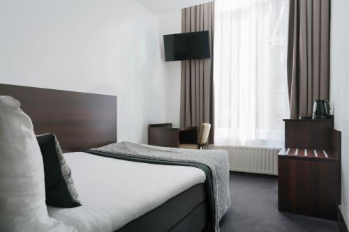 Small Double Room image 4