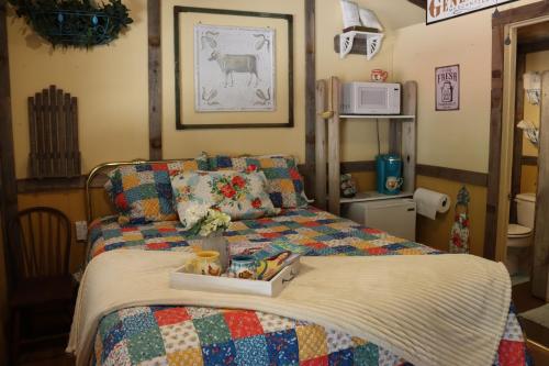 B&B Canton - The General Store Charming Suite Themed 1890s Acorn Hideaways - Bed and Breakfast Canton