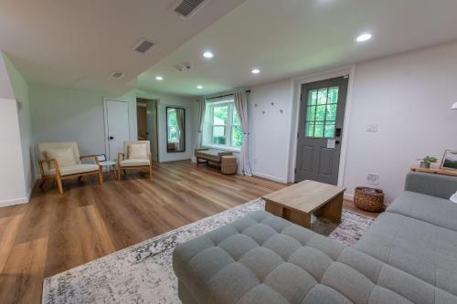 Newly-renovated 5BR home near UVA, Downtown, i64 Newly-renovated 5BR home near UVA, Downtown, i64