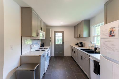 Newly-renovated 5BR home near UVA, Downtown, i64 in Charlottesville, USA