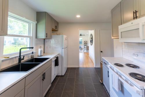 Newly-renovated 5BR home near UVA, Downtown, i64 Newly-renovated 5BR home near UVA, Downtown, i64