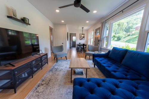 Newly-renovated 5BR home near UVA, Downtown, i64 in Charlottesville, Vereinigte Staaten von Amerika