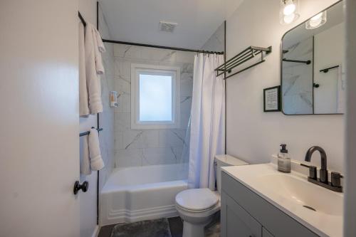 Newly-renovated 5BR home near UVA, Downtown, i64 Newly-renovated 5BR home near UVA, Downtown, i64