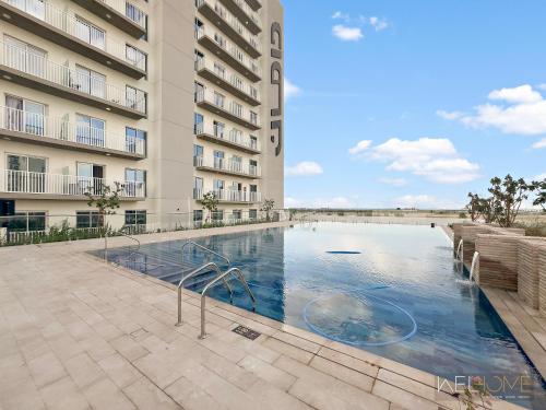 WelHome - Breathtaking View 1BR Apt in Damac Hills 2, Dubaj