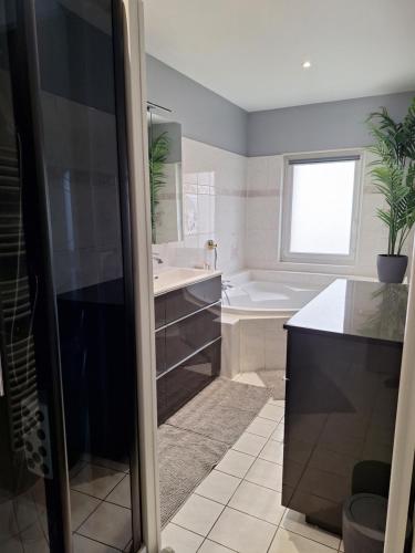 Fürdőszoba, Chez Christophe Pauillac Chambres d'hôtes 2 chambres max 4 pers (Chez Christophe Pauillac Chambres d'hotes 2 chambres max 4 pers) in Pauillac