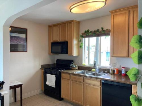 Min to Downtown/Beach/Parks Free Parking Sleep 3+ thumb 3
