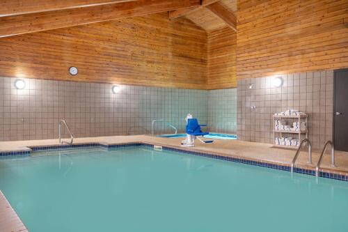 Swimming pool, Aspen Hotel  Rogers- formerly Americinn by Wyndham in Rogers (MN)