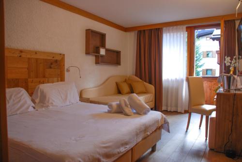 1 twin bed, 1 sofa bed