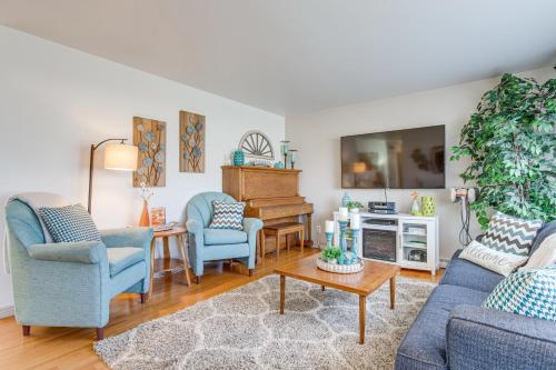 Lakewood Home with Patio, 10 Mi to Downtown Denver! in Lakewood, USA
