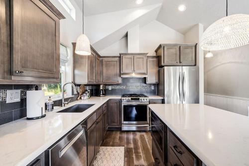 Sweet Seaview Home: Near Beach & Trailhead! in 埃華高 (WA)