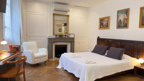 Chambre de charme au coeur du vieux Valence -Confort & Calme 3