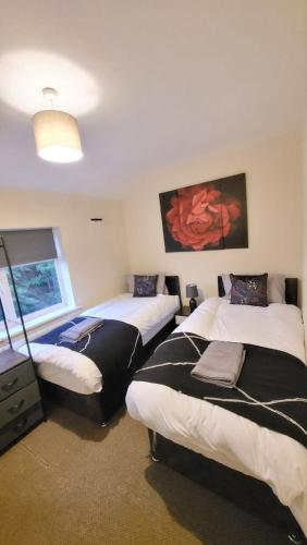 Three Bed House with free on-site parking Sleeps 5