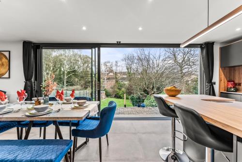 Elegant Retreat in Cheltenham - Garden & Parking Included in Charlton Kings