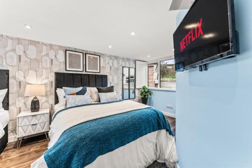 Elegant Retreat in Cheltenham - Garden & Parking Included in Charlton Kings