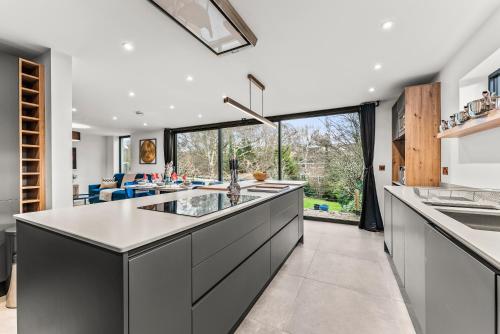 Elegant Retreat in Cheltenham - Garden & Parking Included in Charlton Kings