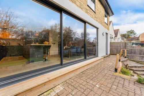 Elegant Retreat in Cheltenham - Garden & Parking Included in Charlton Kings