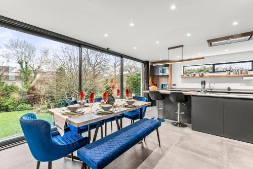 Elegant Retreat in Cheltenham - Garden & Parking Included in Charlton Kings