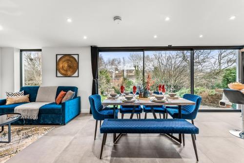 Elegant Retreat in Cheltenham - Garden & Parking Included in Charlton Kings