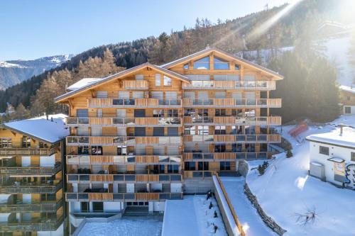 Apartment with Mountain View