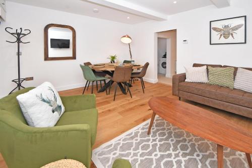 Chapel House by YourStays - Two bed cottage in Market Town of Sandbach, high end finish in Сендбеч