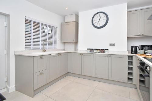 кухня, Chapel House by YourStays - Two bed cottage in Market Town of Sandbach, high end finish in Сендбеч